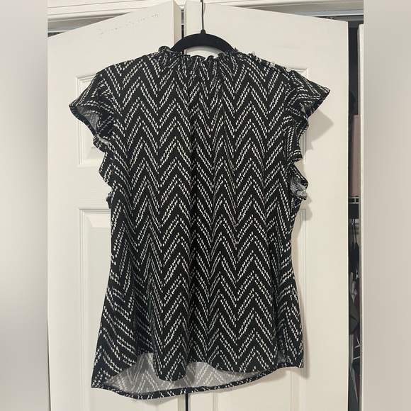 Tops - Black and White Pattern Short Sleeve Top